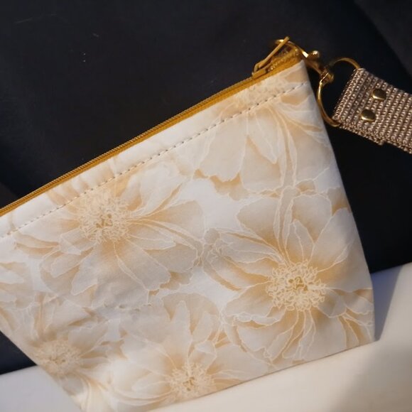 New Clutch Wristlet Bag Floral Roses Gold Tan White Pouch cosmetics case - Picture 3 of 4